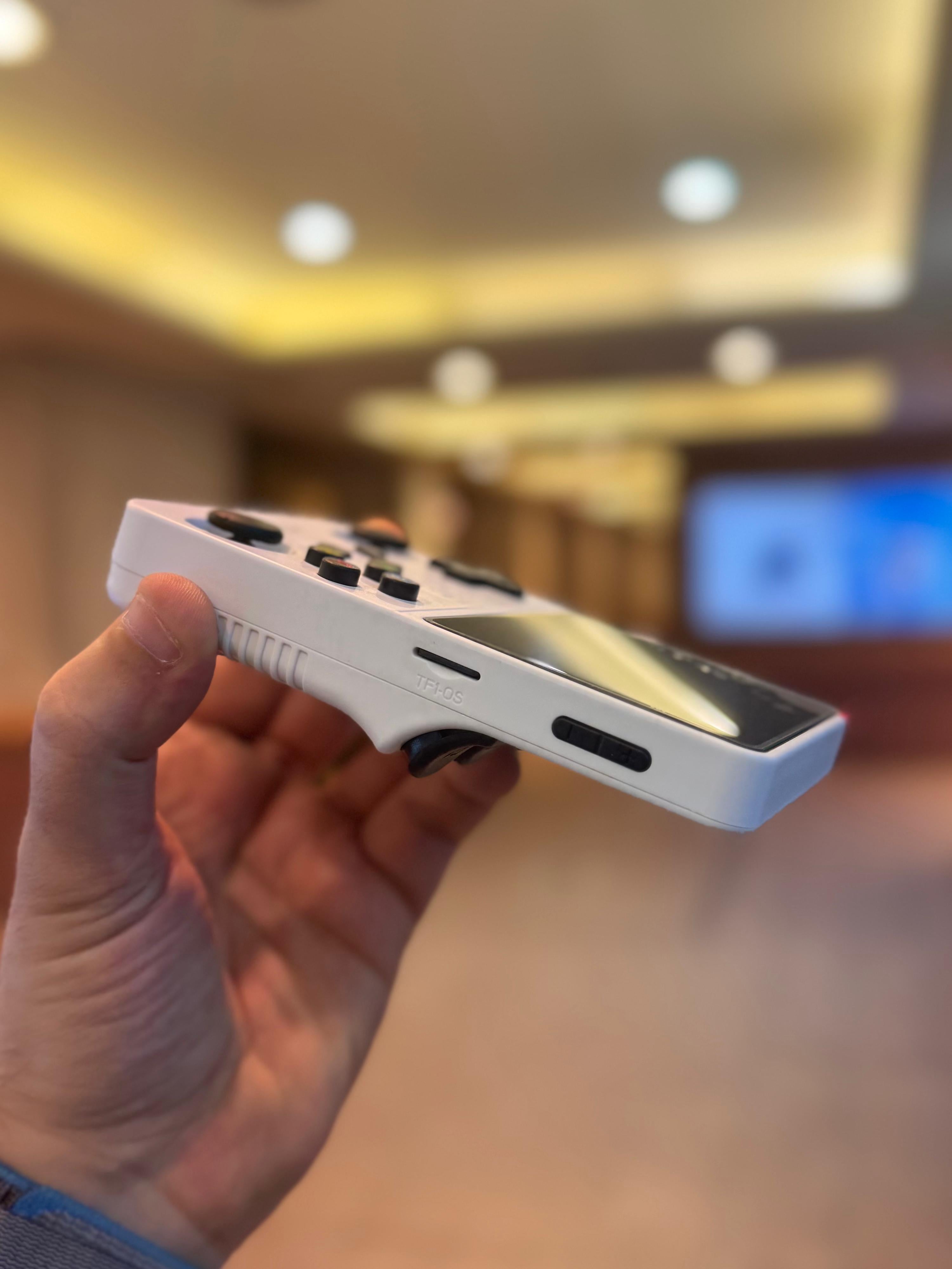 Asli Global Xretro Engine 3.5 Xretro Handheld Game Console With Linux System 128GB | White Asli Global Xretro Engine 3.5 Xretro Handheld Game Console With Linux System 128GB | White